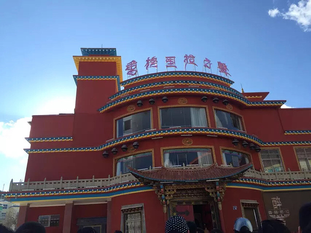 那些舞蹈真的很好看,还有唱歌的。从雪山下来