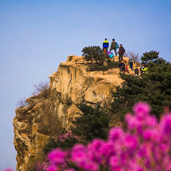 与青岛城区隔胶州湾相望,有"岸海名山"之称,与小珠山构成"双珠嵌云"之