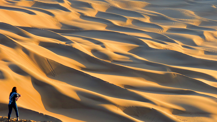 2017是楼兰王国消失的最后一片圣地。下车后,我们就必须面对庞大的峭壁。喜欢沙漠吗?你知道路是什么吗_库木塔格沙漠评论 - 去哪儿攻略社区