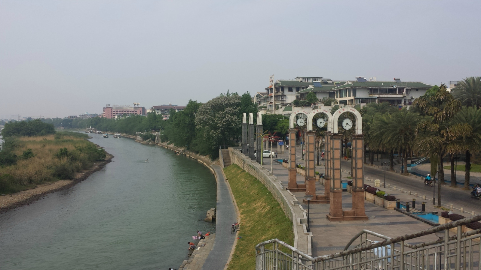 位于解放东路东端,自由路西端, 是桂林市城区横跨漓江最早的桥梁.