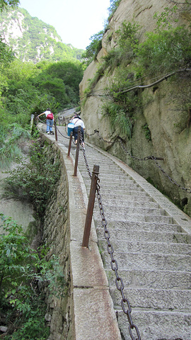 北斗坪是华山上的一处景点从回心石开始登山路就真正开始了地理位置在