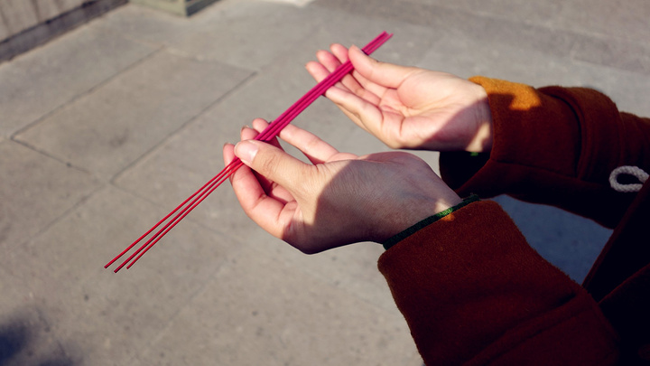 普陀山上岛的地方关于拜佛想和大家聊聊,我看到很多人,拜佛的姿势各有