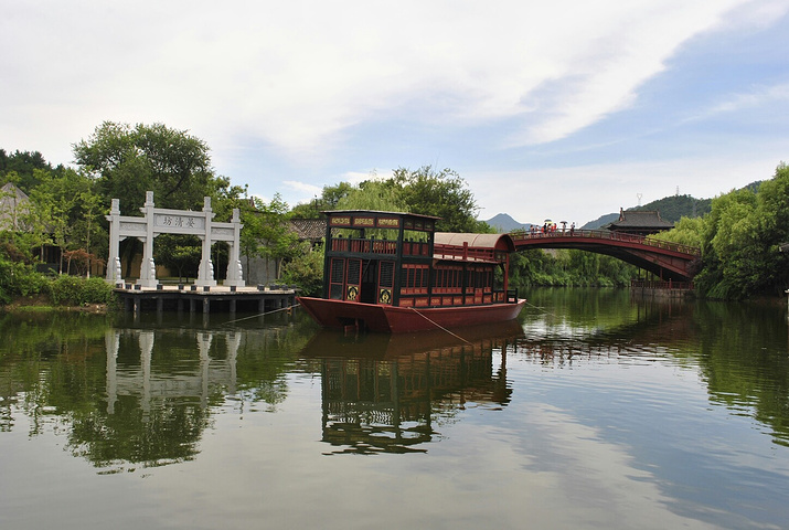 "画舫美丽精致、牌坊高耸林立、花卉争奇斗艳。一座座庭院，让人身临其境。照样坐三轮，10元到达_清明上河图景区"的评论图片