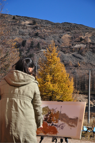 "主峰一带明显突出，其外围呈中低山峦，地貌十分复杂。在莲花池有写生的学生，作画之人已是风景一角_雾灵山"的评论图片