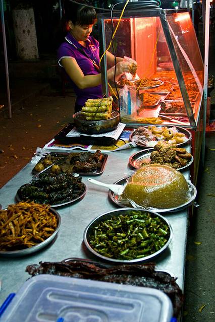 凭祥夜市,非常的热闹,基本上以水果摊和烧烤居多.