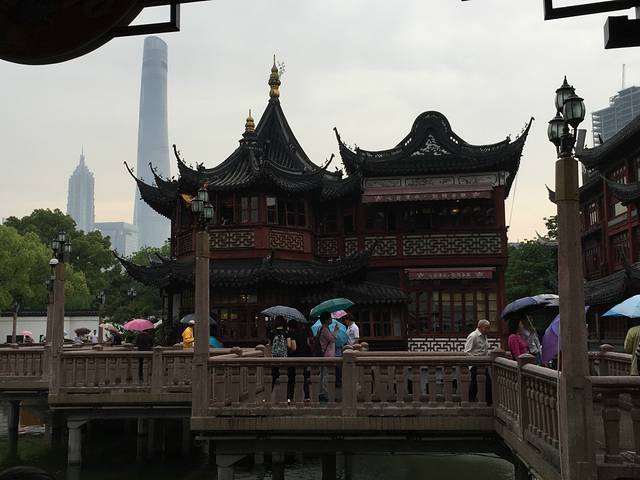 豫园内的萃秀堂,老君殿,半亭,静观等景点处有卖瓷器玉器,文房四宝