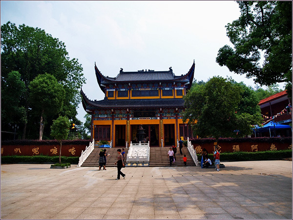 青山绿水,风景多彩,… 原名罕王峰,是南昌市一个较大的旅游景区,地处