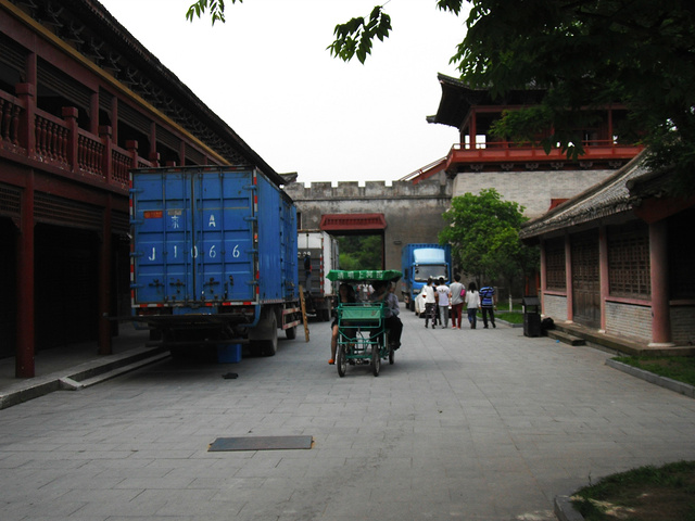 "清明上河图景区占地面积600余亩，风光旖旎独特，细细品味，妙趣横生。汴河蜿蜒，河水清澈，波光粼粼_清明上河图景区"的评论图片