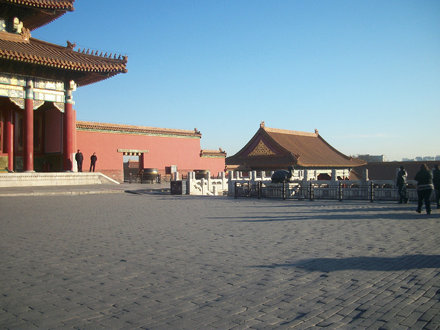 故宫的正门叫"午门",为唯一参观入口,神武门为唯一参观出口.