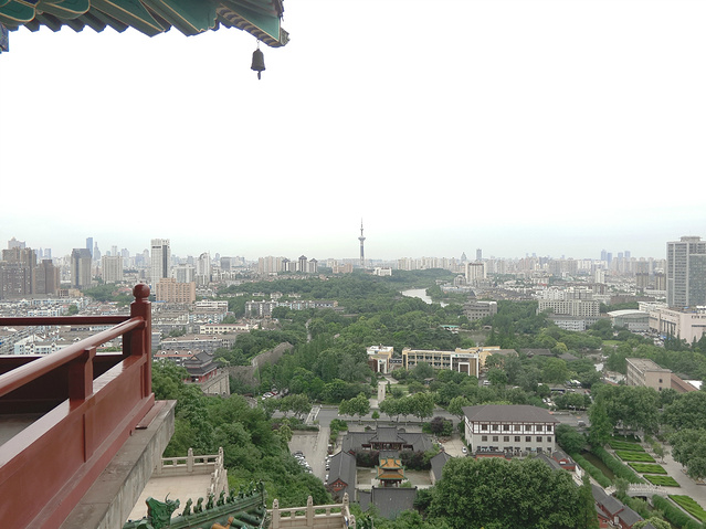 多看几个地方,游了朝天宫,莫愁湖,夫子庙,云锦博物馆,滨江观音风景区