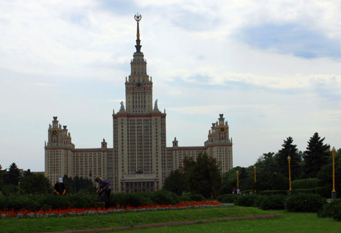 著名的莫斯科大学它的尖塔形的主楼就矗立在列宁山之巅塔尖高340米