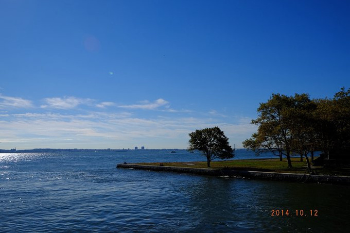船上的风景.这是ellis island,我没下船参观,在最上面晒太阳了.