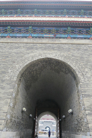 明,清时期正阳门城楼与箭楼之间原有一个巨大的瓮城,南端呈弧形抹角