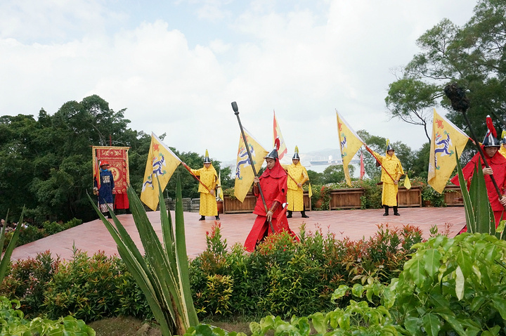 其实从厦大白城门出来沿着海边一直走就可以到胡里山炮台表演时间: 1