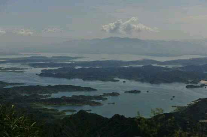 "景区内潭瀑相连，峡谷中百米峭壁耸立两侧、高接蓝天，峭壁上的松、柏树更是独特一景_云龙涧"的评论图片