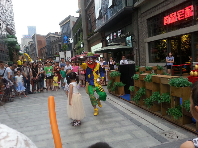 华西村人均收入_2018成都市人均消费