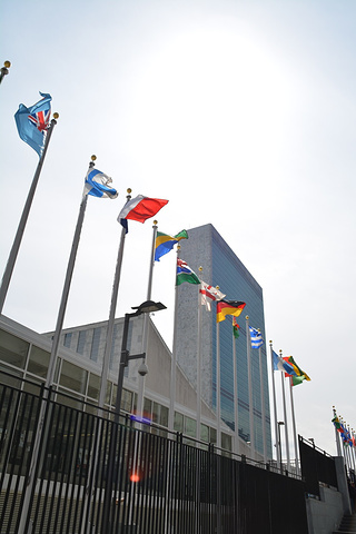 .杆,悬挂着联合国成员国的国旗,但需注意的是,休