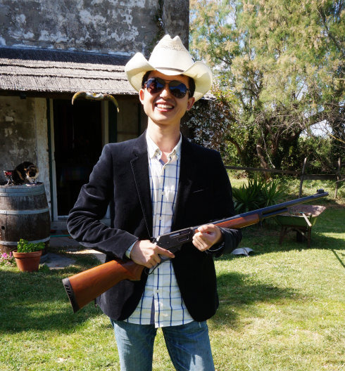 这位牛仔,至于拿到枪就这么合不拢嘴嘛?