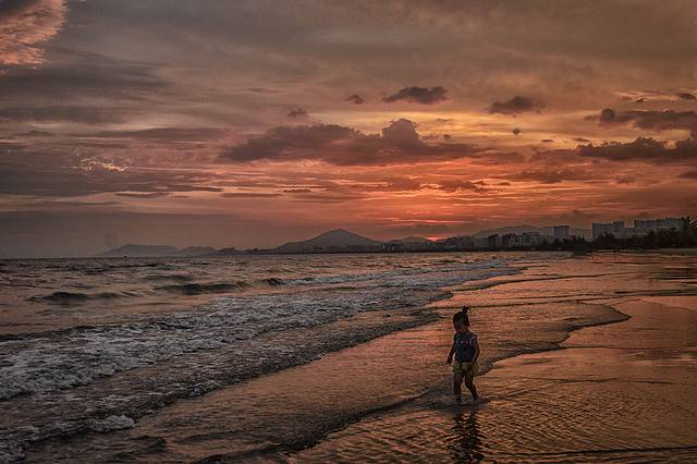 在海边玩水的小朋友