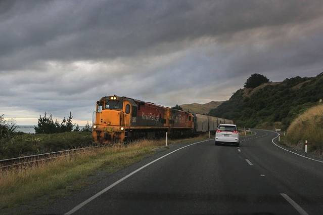游记详情 交通 这次出游新西兰是自驾,我们二十二人租了四辆车,八座