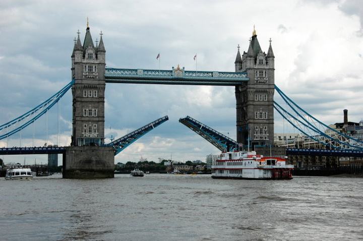 一镜透穿四座桥塔四座桥洞这张照片堪称神奇伦敦桥的下游就是伦敦塔桥