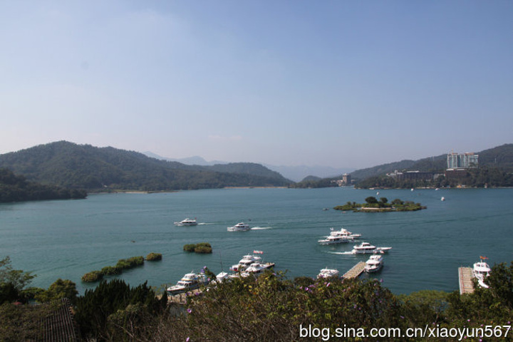 的水社大山高逾二千公尺,朝霞暮霭,山峰倒影,风