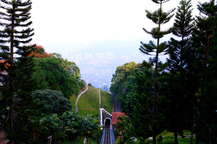 槟城山本身是不需要门票的，来回的缆车票30rm/人。可惜能见度不高，雾蒙蒙的。这时候的天空可好看了