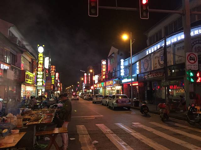 苏州的夜晚安静的很早,学士街却会闹到很晚,不只苏州的小吃,如臧书