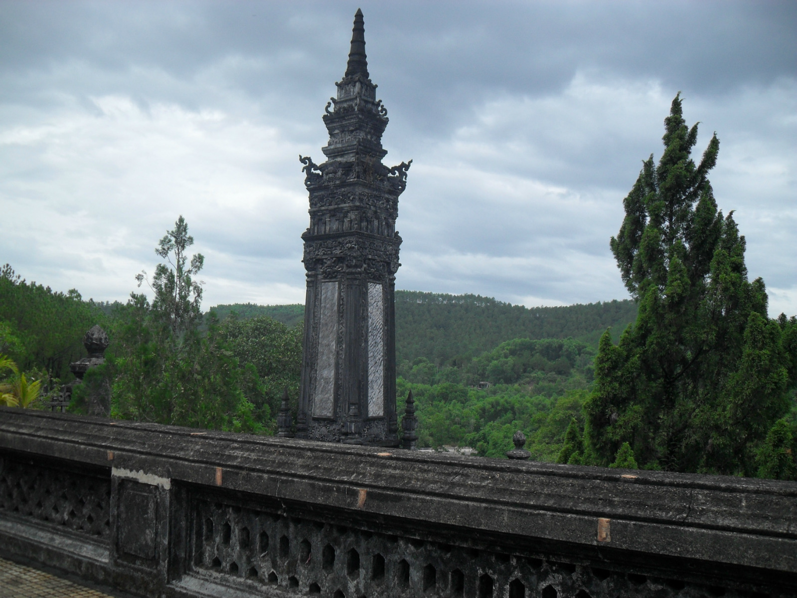启定皇陵又称应陵,兴建于1920年,建完于1931年,为了建自己的陵墓,启定