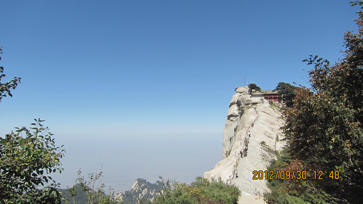 "从南峰上俯瞰华山西峰，景色非常秀美。华山的标志性景点之一，险峻的西峰_西峰"的评论图片