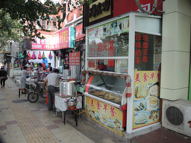 车站边的早点摊,方便了乘客.