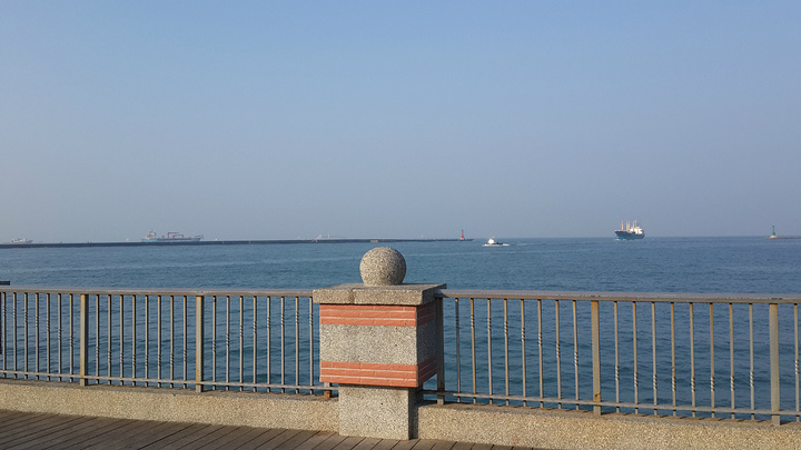 22这里的景色很美很美 海非常蓝 空气非常清新 海边的景色也很美丽 长廊上的长椅各式各样 造型非常独特 西子湾风景区 评论 去哪儿攻略