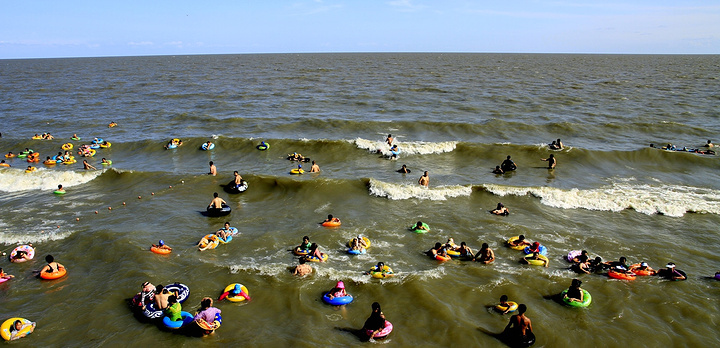 大兴凯湖.像大海一样有波浪,水有点浑浊但不影响大家游泳的热情.