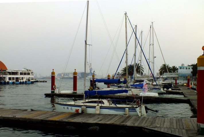 2017高雄港是世界十大港口之一,近海又地势平