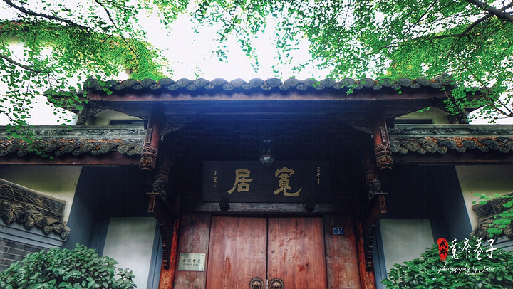 我们来到宽窄巷子传说中的三大炮甜甜糯糯好好吃很喜