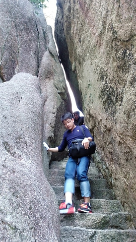 还在发生过火情事故最险的天都峰抽烟!什么素