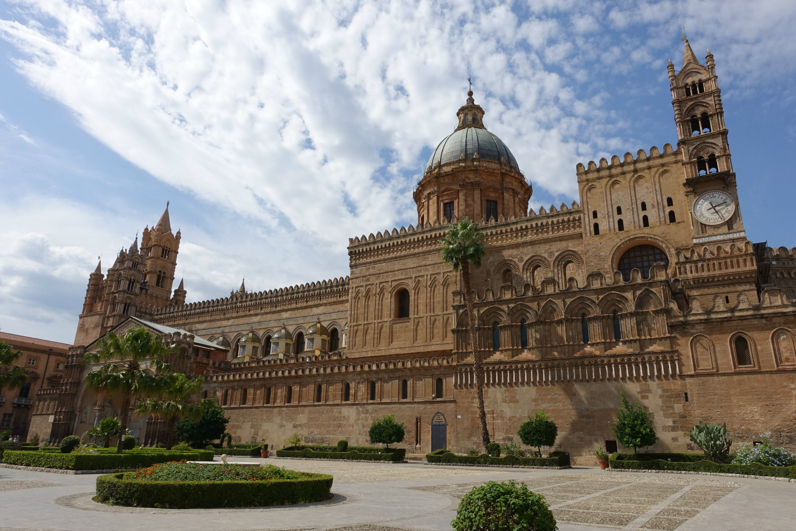 可以一起把这三个巴勒莫经典去处参观完毕.
