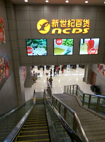 超市整体很规整货架商品琳琅满目货架摆放得整整齐齐超市人不是很多