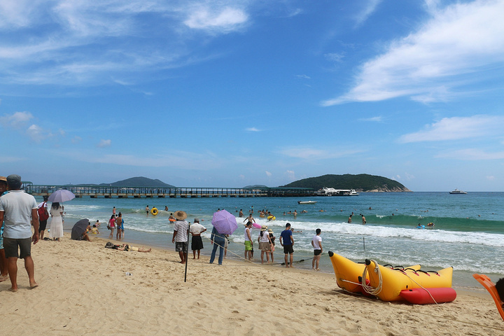 三亚的海上游玩项目很多香蕉船玻璃船降落伞深海潜泳海上摩托各种各样