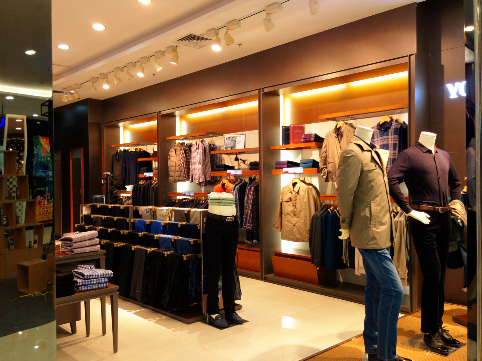 4,环境方面,专卖店内的基础设施,如灯光,空调等,十分完善,购物环境