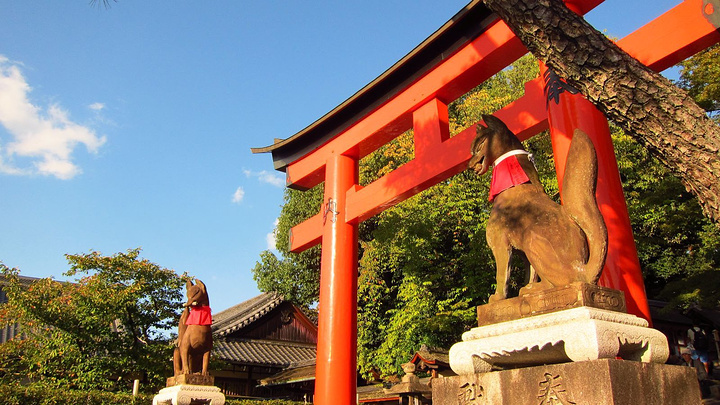 稻荷神是农业与商业的神明,香客前来祭拜求取农作丰收,生意兴隆,交通