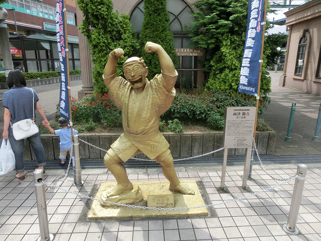 6#参加祭典的两津勘像:这个和1#类似,就位于车站出口旁.