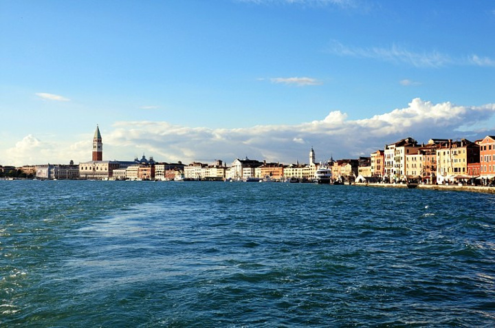 观光水上巴士从主岛火车站码头到达威尼斯最大