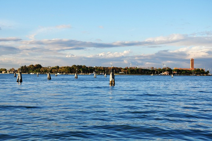 观光水上巴士从主岛火车站码头到达威尼斯最大