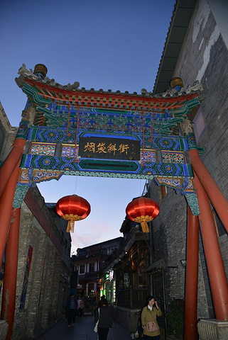 文具及风味小吃,服务行业等为主,铺面建筑风格朴素并有北京北城特点