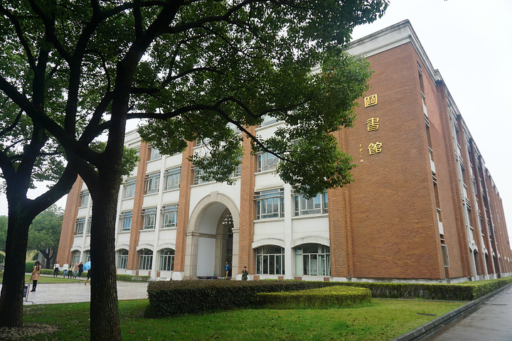 沿着苏州大学图4书馆的那条路一直走可以到达写有东吴大学几个字的