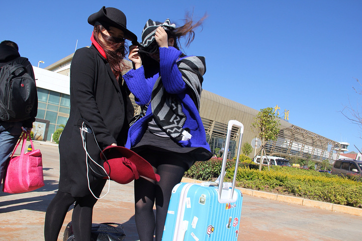 风好大,坐的大巴车直接去古城。排队坐大巴车