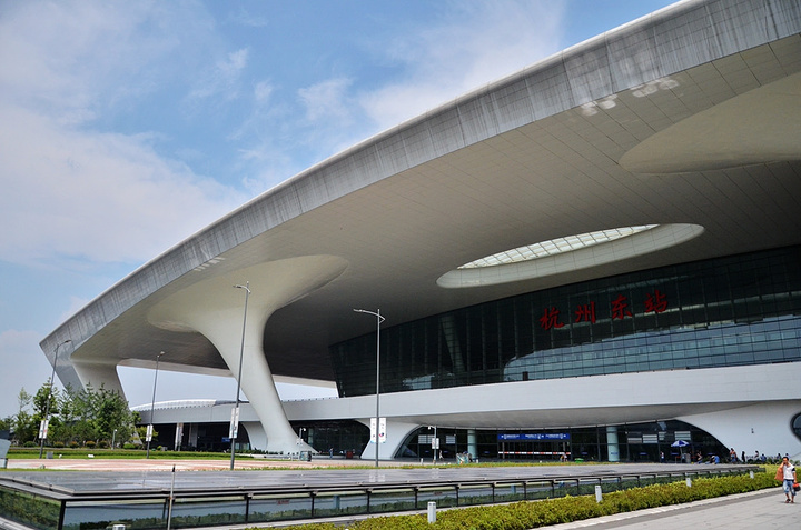 整体的交通是相当便捷的杭州东站到杭州市区四大汽车站有摆渡车每位