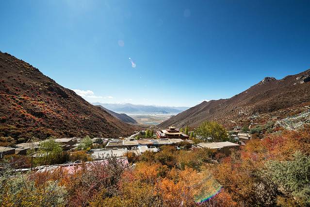 青朴修行地三面环山,山谷正南面敞开处正对着雅鲁藏布江的宽广河谷