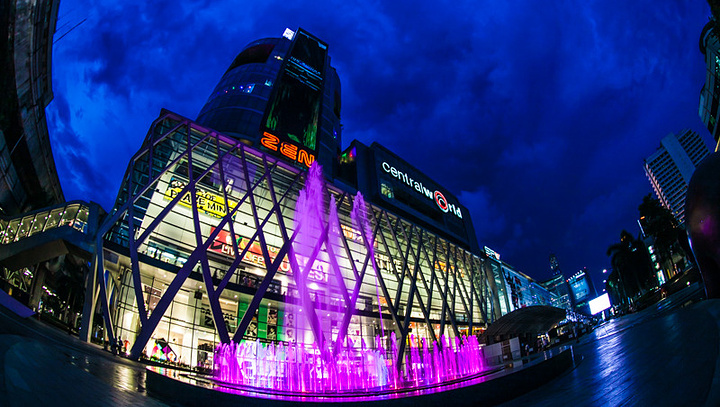 这座购物广场的外观非常气派,还有一处大型的喷水池坐落于门前广场的